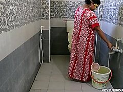 Unskilful Indian mummy urinating