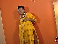 Chubby Indian femmes unwraps overhead web cam